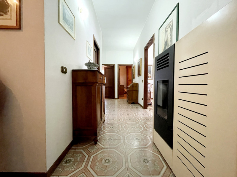 Proponiamo in vendita a Ospedaletto Euganeo, compendio immobiliare costituito da magazzino, local...