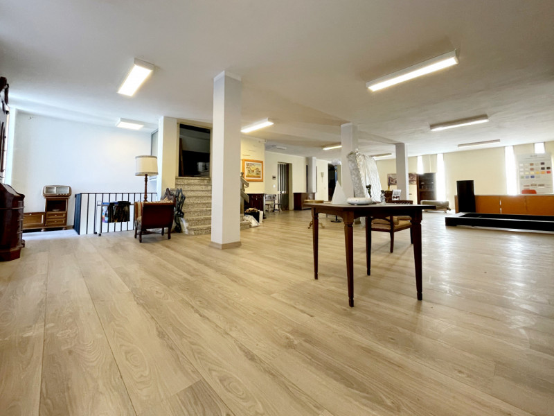 Proponiamo in vendita a Ospedaletto Euganeo, compendio immobiliare costituito da magazzino, local...