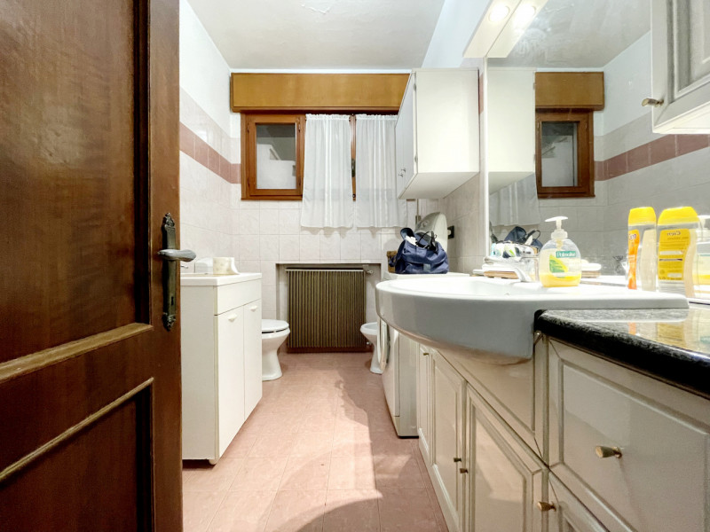 Proponiamo in vendita a Ospedaletto Euganeo, compendio immobiliare costituito da magazzino, local...