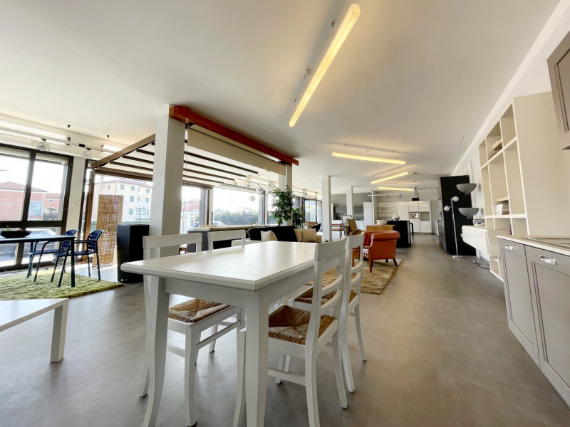 Proponiamo in vendita a Ospedaletto Euganeo, compendio immobiliare costituito da magazzino, local...