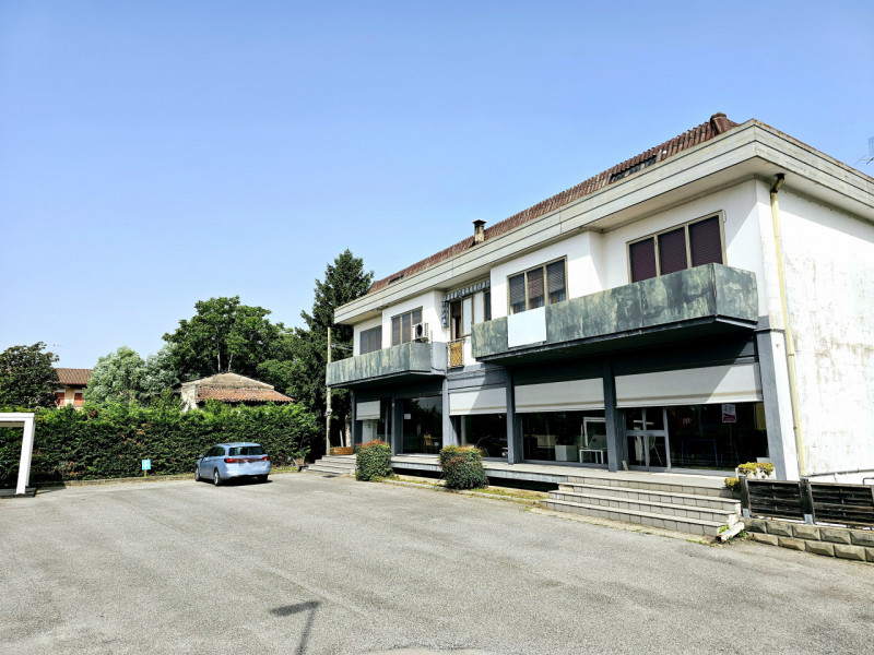 Proponiamo in vendita a Ospedaletto Euganeo, compendio immobiliare costituito da magazzino, local...