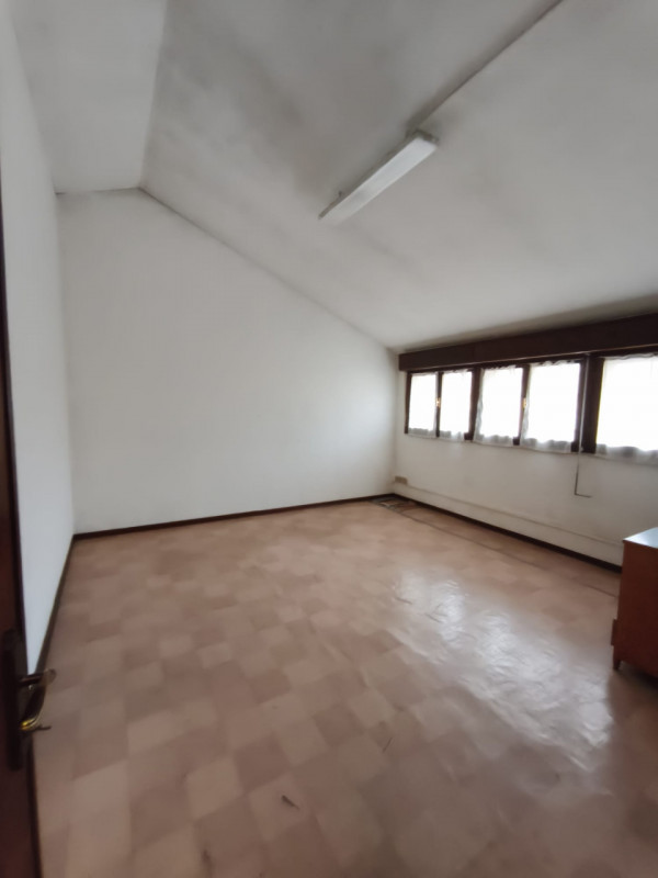 Vendesi in zona centrale a Monselice fabbricato composto da un appartamento di mq. 165 al piano p...