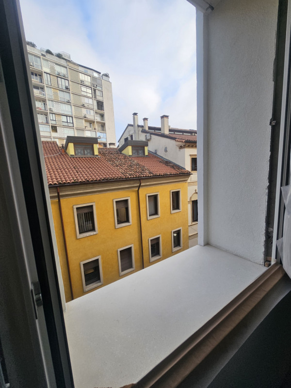 Scoprite un'opportunità unica nella storica città di Padova! Questo spazioso appartamento, situat...