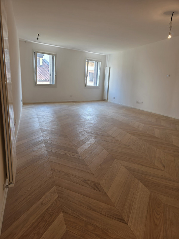Scoprite un'opportunità unica nella storica città di Padova! Questo spazioso appartamento, situat...