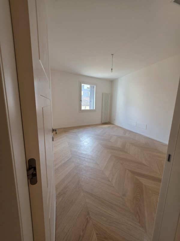 Scoprite un'opportunità unica nella storica città di Padova! Questo spazioso appartamento, situat...
