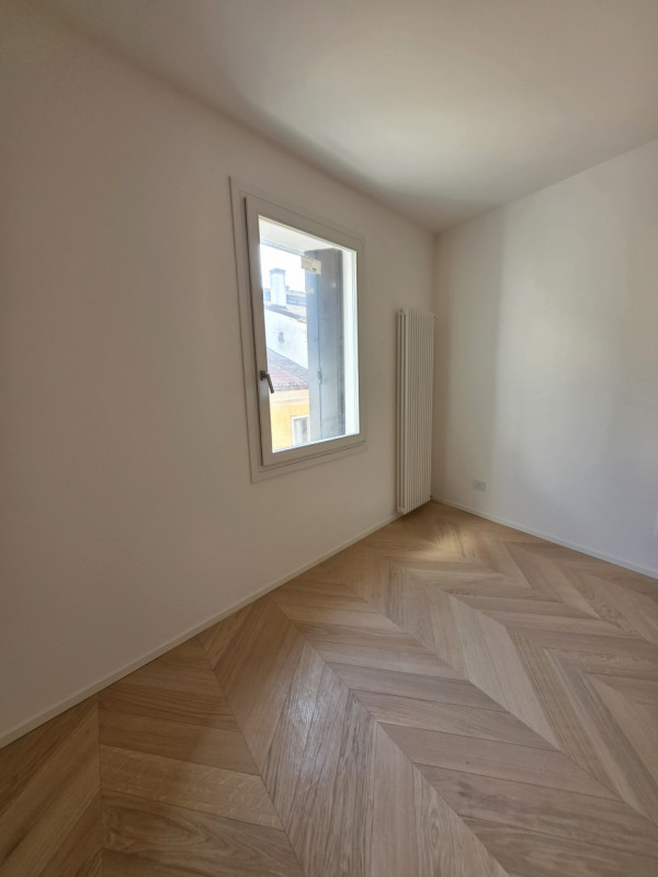 Scoprite un'opportunità unica nella storica città di Padova! Questo spazioso appartamento, situat...