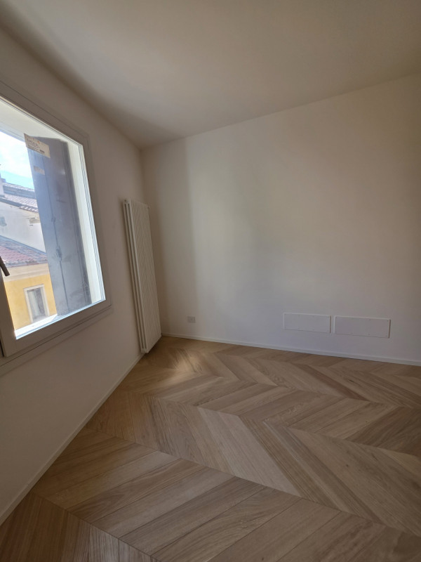 Scoprite un'opportunità unica nella storica città di Padova! Questo spazioso appartamento, situat...