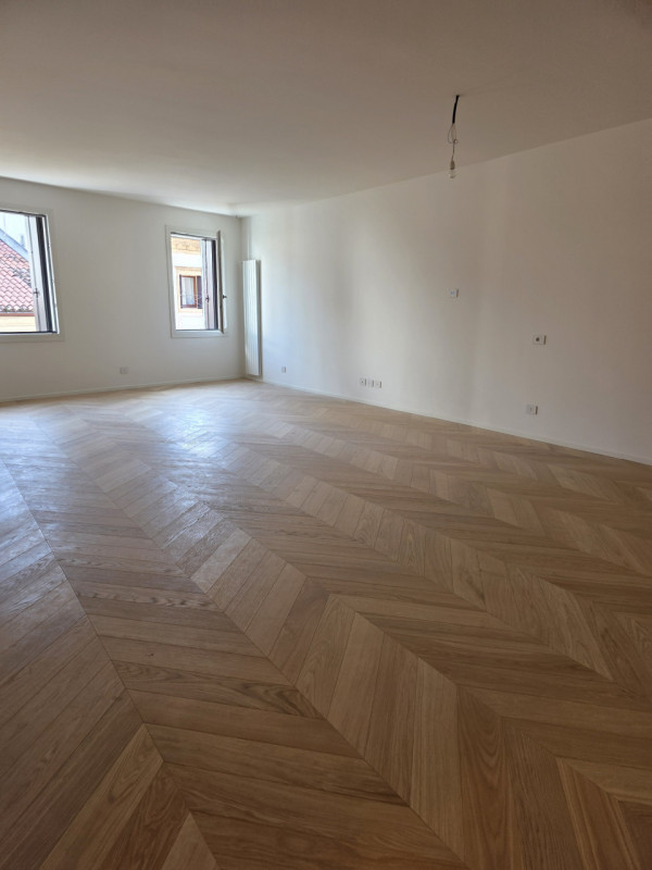 Scoprite un'opportunità unica nella storica città di Padova! Questo spazioso appartamento, situat...