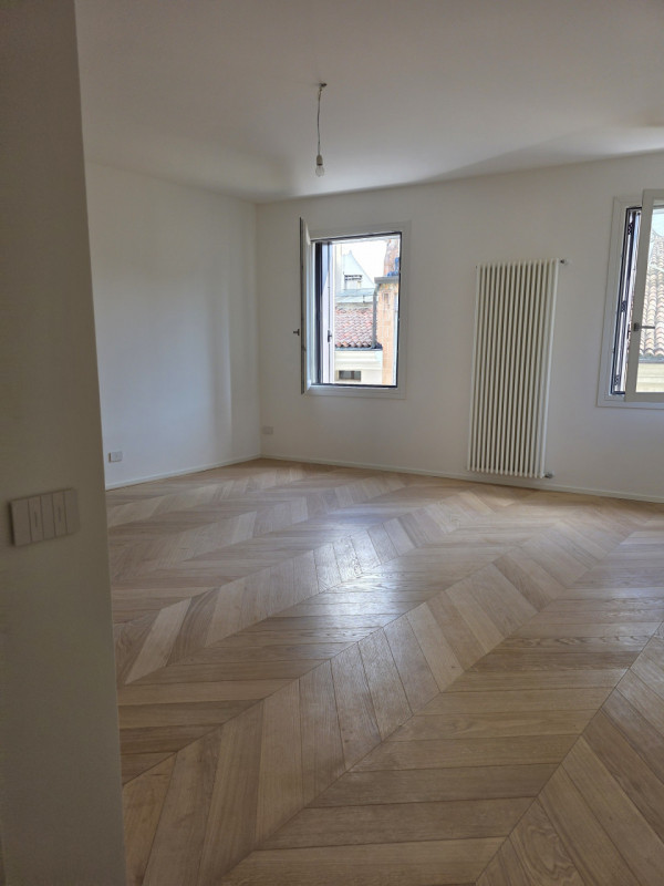 Scoprite un'opportunità unica nella storica città di Padova! Questo spazioso appartamento, situat...