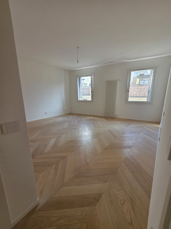 Scoprite un'opportunità unica nella storica città di Padova! Questo spazioso appartamento, situat...