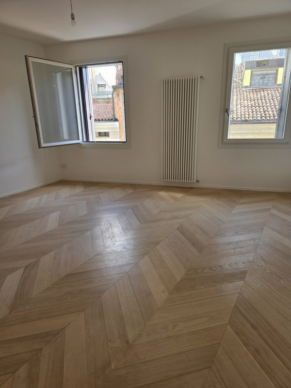 Scoprite un'opportunità unica nella storica città di Padova! Questo spazioso appartamento, situat...