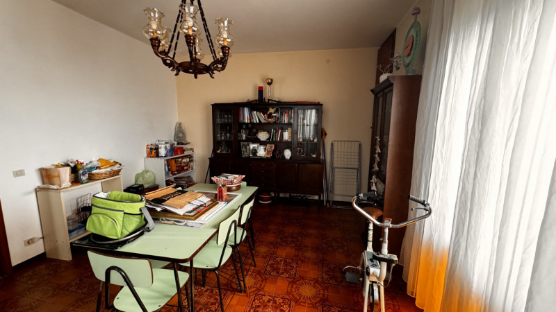 Scopri questa splendida casa singola terratetto situata a Lozzo Atestino, immersa nel meraviglios...