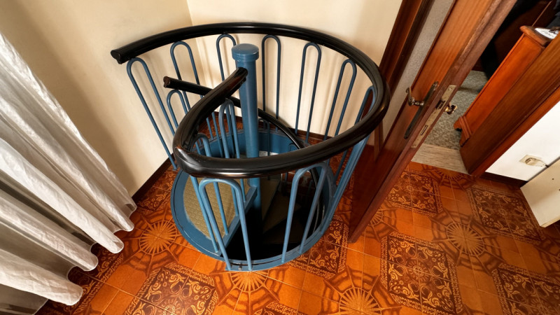 Scopri questa splendida casa singola terratetto situata a Lozzo Atestino, immersa nel meraviglios...