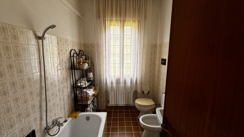 Scopri questa splendida casa singola terratetto situata a Lozzo Atestino, immersa nel meraviglios...