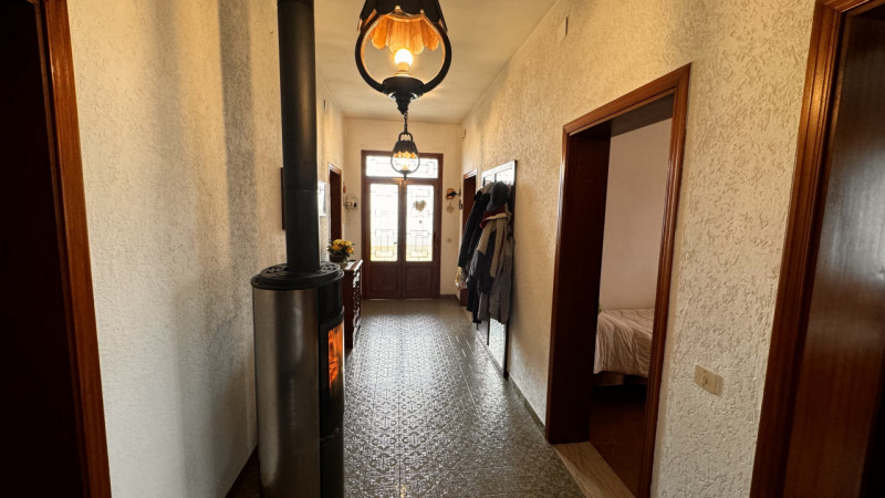 Scopri questa splendida casa singola terratetto situata a Lozzo Atestino, immersa nel meraviglios...