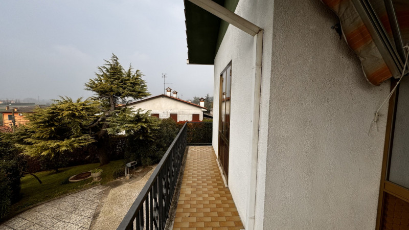 Scopri questa splendida casa singola terratetto situata a Lozzo Atestino, immersa nel meraviglios...