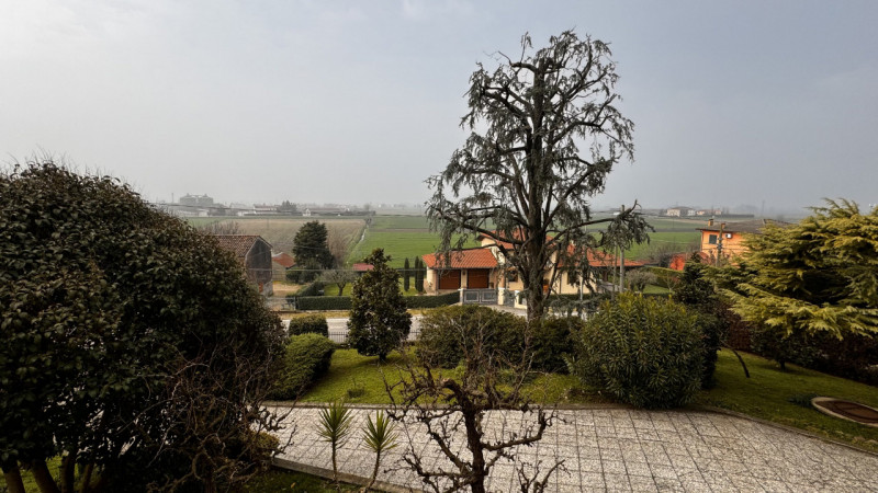 Scopri questa splendida casa singola terratetto situata a Lozzo Atestino, immersa nel meraviglios...