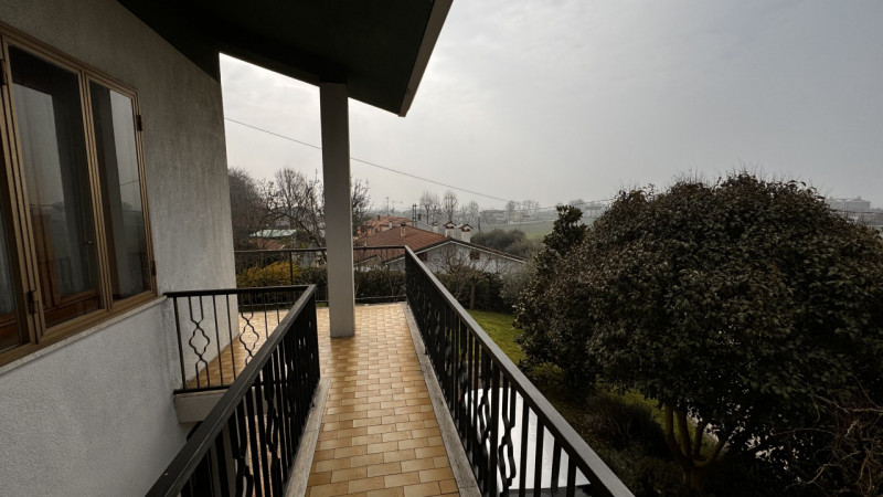 Scopri questa splendida casa singola terratetto situata a Lozzo Atestino, immersa nel meraviglios...