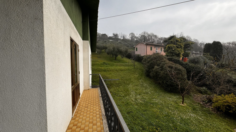 Scopri questa splendida casa singola terratetto situata a Lozzo Atestino, immersa nel meraviglios...