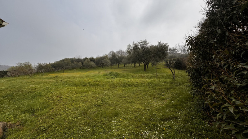 Scopri questa splendida casa singola terratetto situata a Lozzo Atestino, immersa nel meraviglios...