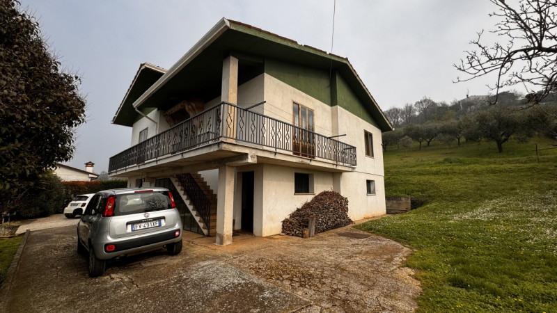 Scopri questa splendida casa singola terratetto situata a Lozzo Atestino, immersa nel meraviglios...