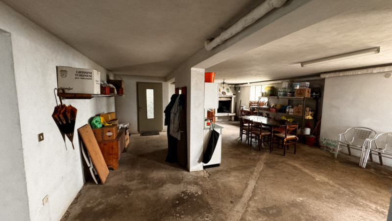 Scopri questa splendida casa singola terratetto situata a Lozzo Atestino, immersa nel meraviglios...