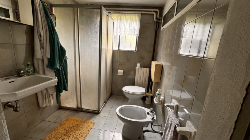 Scopri questa splendida casa singola terratetto situata a Lozzo Atestino, immersa nel meraviglios...