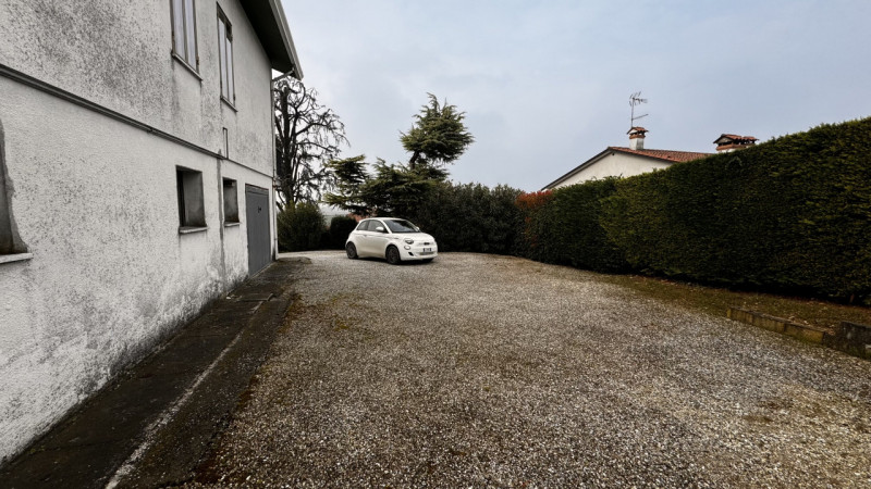 Scopri questa splendida casa singola terratetto situata a Lozzo Atestino, immersa nel meraviglios...