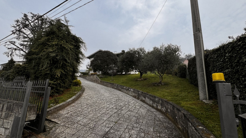 Scopri questa splendida casa singola terratetto situata a Lozzo Atestino, immersa nel meraviglios...