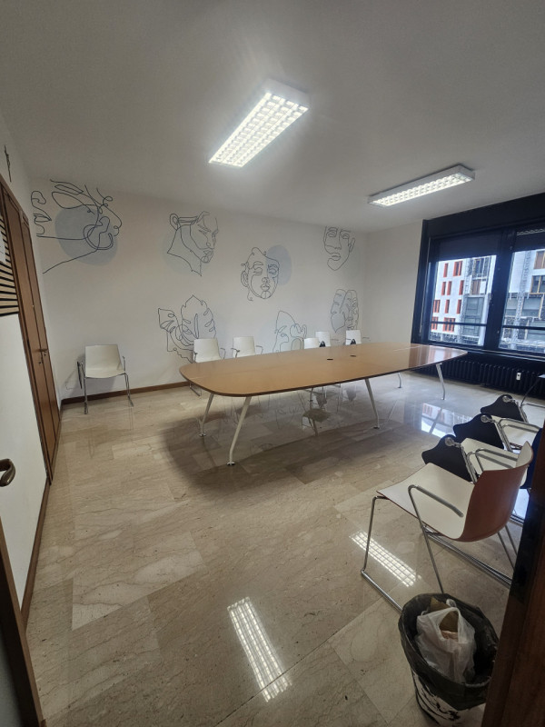 In vendita un prestigioso immobile ad uso ufficio di circa 600 mq, situato all'ultimo piano di un...