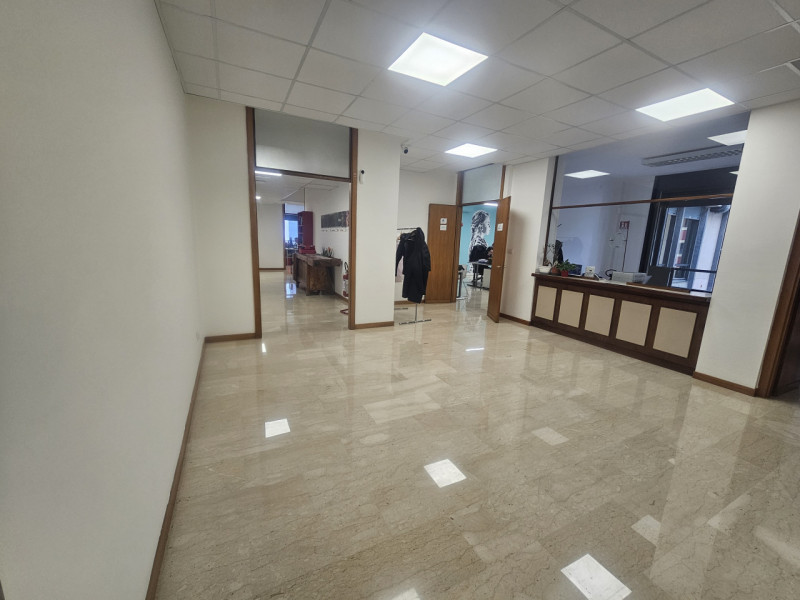 In vendita un prestigioso immobile ad uso ufficio di circa 600 mq, situato all'ultimo piano di un...