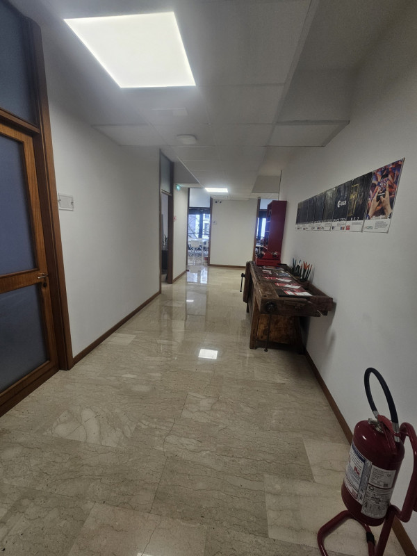 In vendita un prestigioso immobile ad uso ufficio di circa 600 mq, situato all'ultimo piano di un...