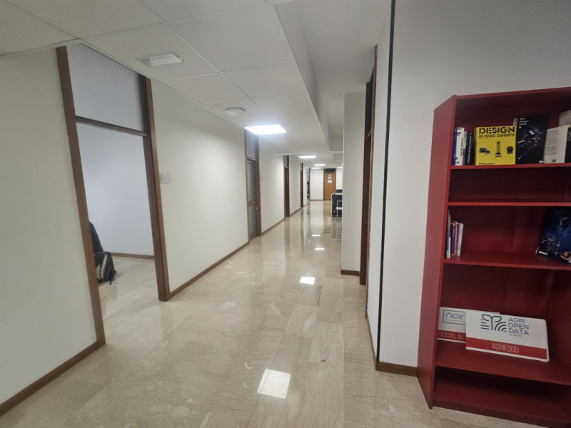 In vendita un prestigioso immobile ad uso ufficio di circa 600 mq, situato all'ultimo piano di un...