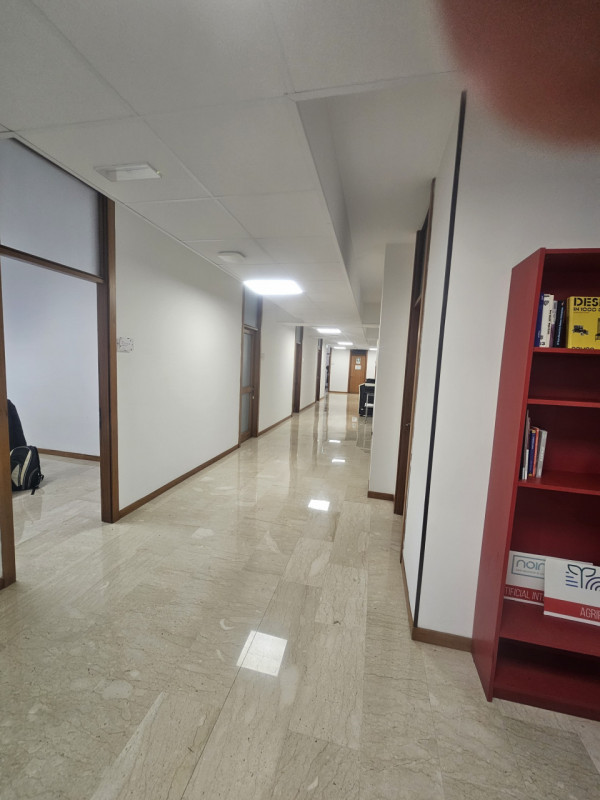 In vendita un prestigioso immobile ad uso ufficio di circa 600 mq, situato all'ultimo piano di un...