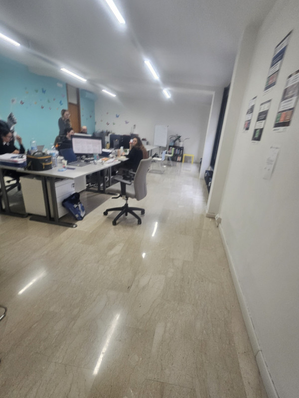 In vendita un prestigioso immobile ad uso ufficio di circa 600 mq, situato all'ultimo piano di un...