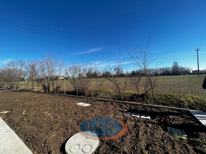 Villafranca Padovana (PD): In tranquilla posizione immersa nel verde, proponiamo ULTIMA porzione ...