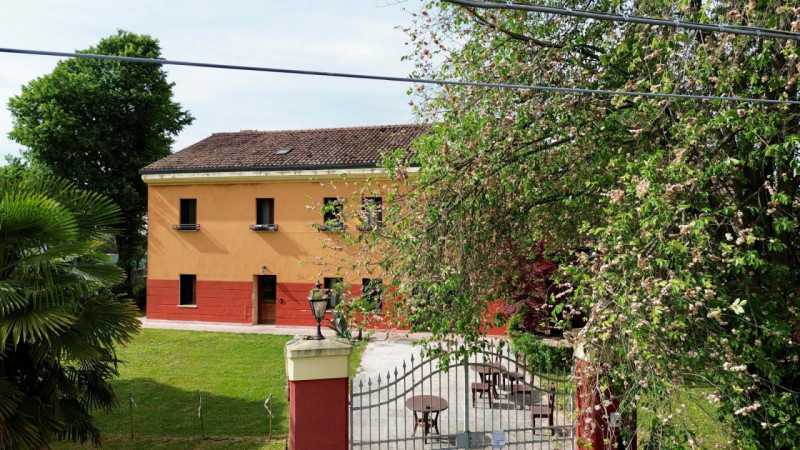 Vicenza est, zona Torri di Quartesolo. Vendesi suggestiva Locanda ricavata da una ristrutturazion...