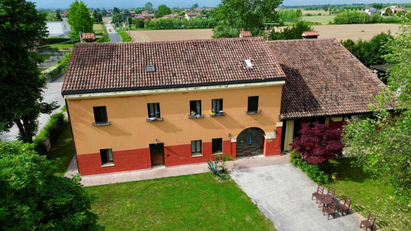 Vicenza est, zona Torri di Quartesolo. Vendesi suggestiva Locanda ricavata da una ristrutturazion...