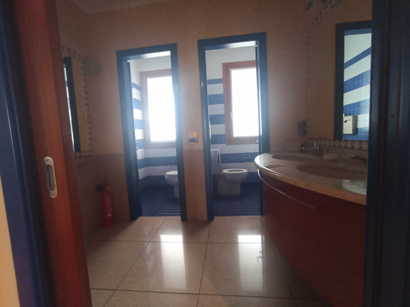 In vendita a Montegrotto Terme, proponiamo un ampio ufficio di 400 mq situato nel cuore della cit...