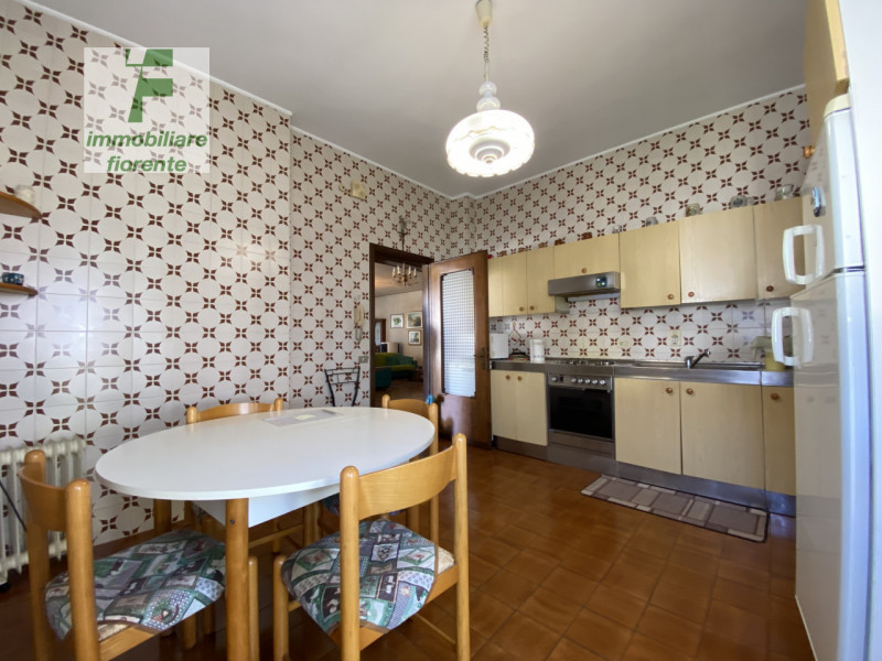 In QUARTIERE RESIDENZIALE DI SOLUZIONI INDIPENDENTI...GRANDE CASA SINGOLA SU PIANI SFALSATI...si ...