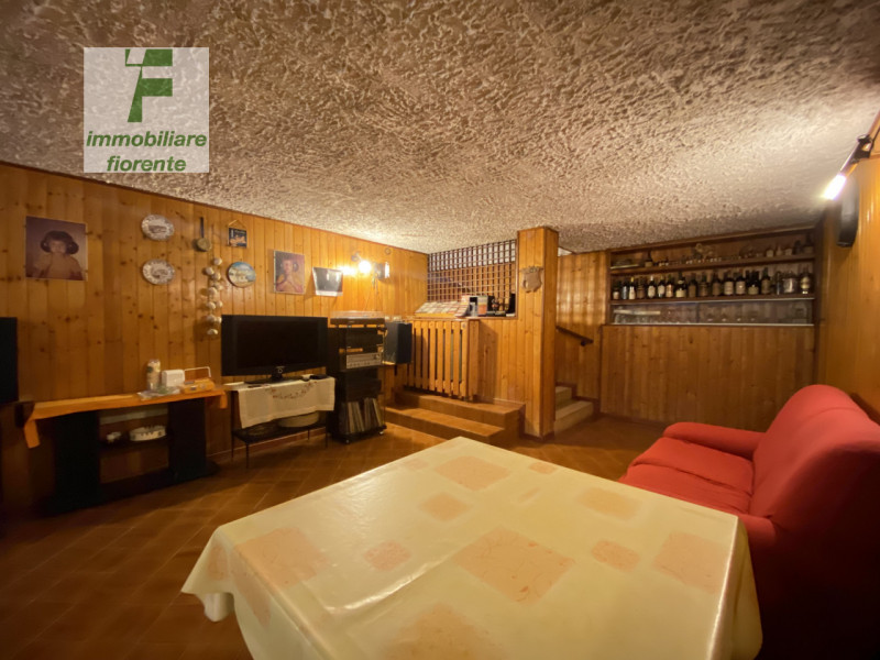 In QUARTIERE RESIDENZIALE DI SOLUZIONI INDIPENDENTI...GRANDE CASA SINGOLA SU PIANI SFALSATI...si ...