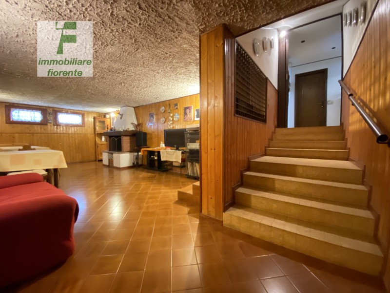 In QUARTIERE RESIDENZIALE DI SOLUZIONI INDIPENDENTI...GRANDE CASA SINGOLA SU PIANI SFALSATI...si ...