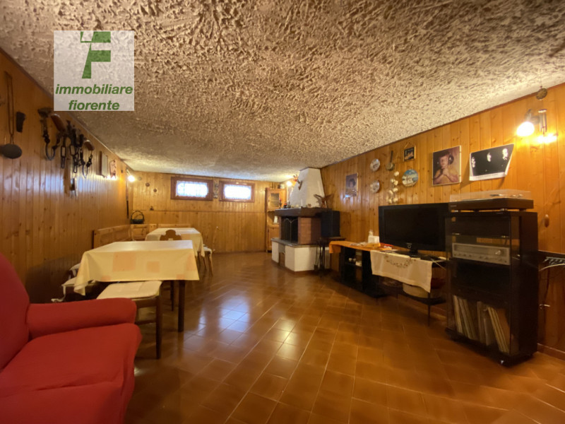 In QUARTIERE RESIDENZIALE DI SOLUZIONI INDIPENDENTI...GRANDE CASA SINGOLA SU PIANI SFALSATI...si ...