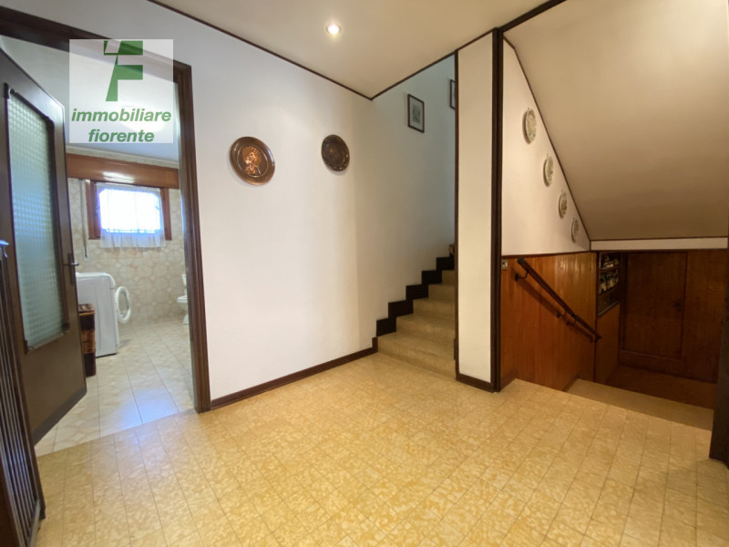 In QUARTIERE RESIDENZIALE DI SOLUZIONI INDIPENDENTI...GRANDE CASA SINGOLA SU PIANI SFALSATI...si ...