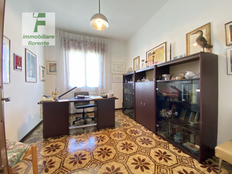 In QUARTIERE RESIDENZIALE DI SOLUZIONI INDIPENDENTI...GRANDE CASA SINGOLA SU PIANI SFALSATI...si ...