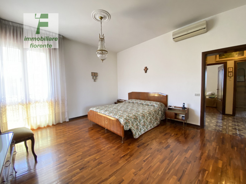 In QUARTIERE RESIDENZIALE DI SOLUZIONI INDIPENDENTI...GRANDE CASA SINGOLA SU PIANI SFALSATI...si ...