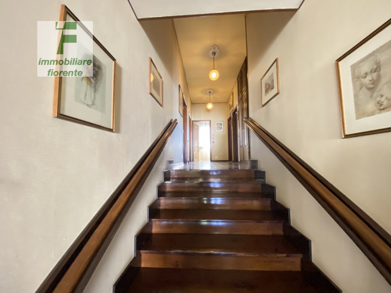 In QUARTIERE RESIDENZIALE DI SOLUZIONI INDIPENDENTI...GRANDE CASA SINGOLA SU PIANI SFALSATI...si ...