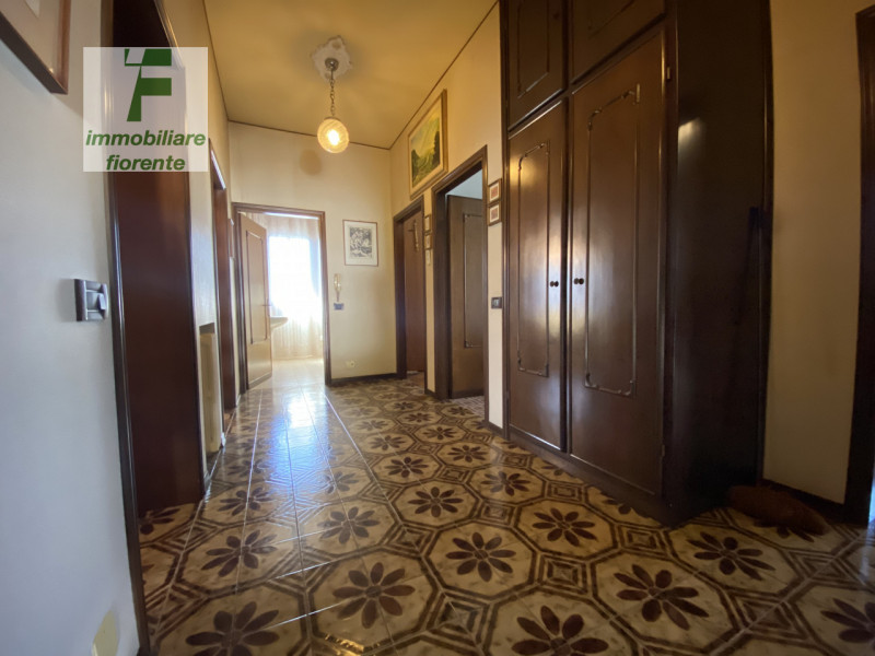 In QUARTIERE RESIDENZIALE DI SOLUZIONI INDIPENDENTI...GRANDE CASA SINGOLA SU PIANI SFALSATI...si ...