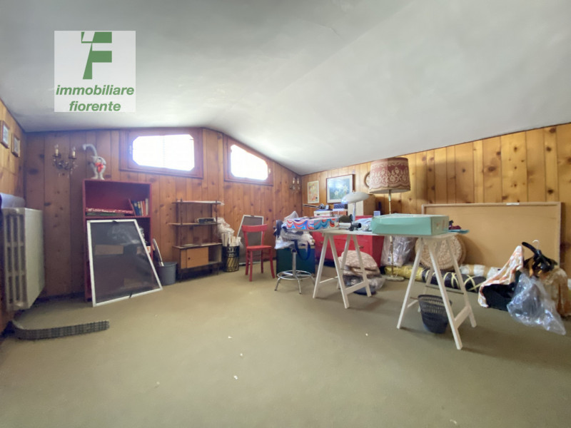 In QUARTIERE RESIDENZIALE DI SOLUZIONI INDIPENDENTI...GRANDE CASA SINGOLA SU PIANI SFALSATI...si ...