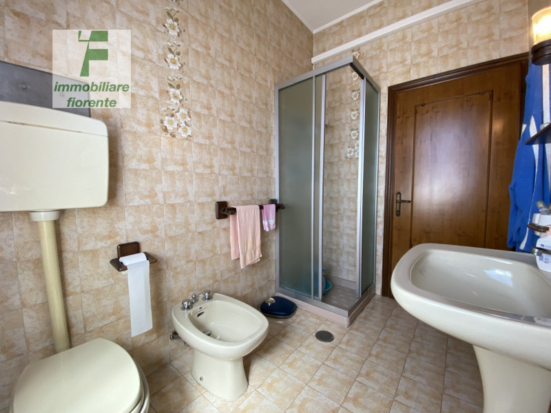 In QUARTIERE RESIDENZIALE DI SOLUZIONI INDIPENDENTI...GRANDE CASA SINGOLA SU PIANI SFALSATI...si ...